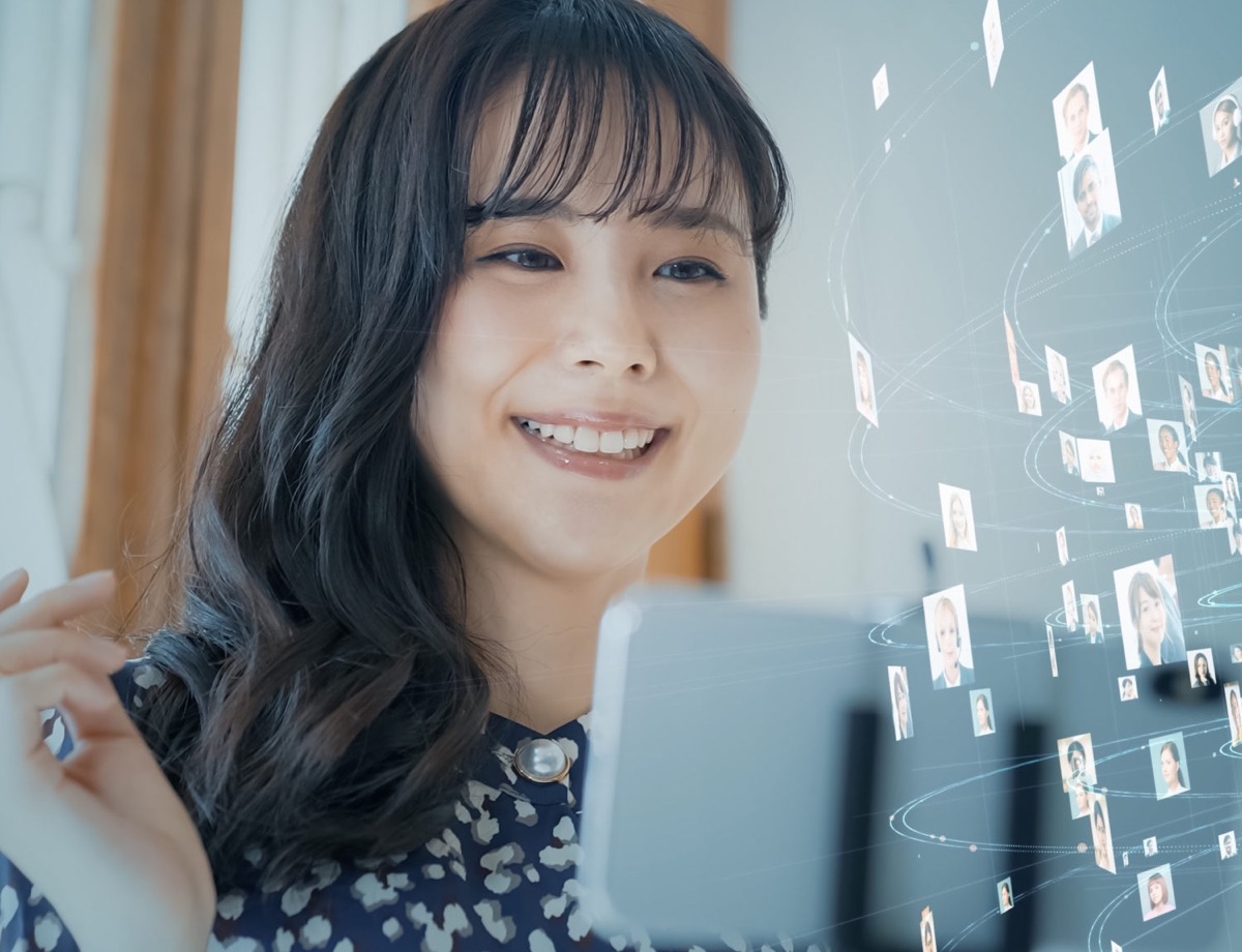 スマートフォンを手に微笑む女性
